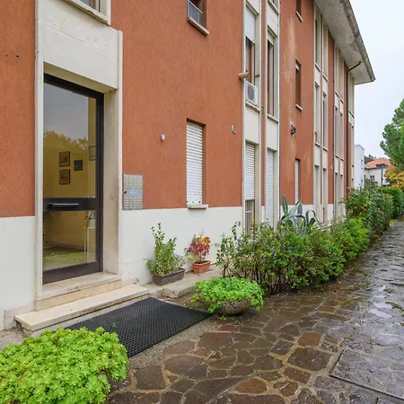 Guesthost - Cozy Near Basilica Sant'antonio דירה
